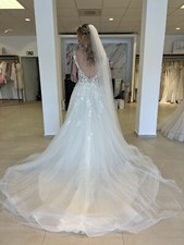 Demetrios Brautkleid mit Reifrock