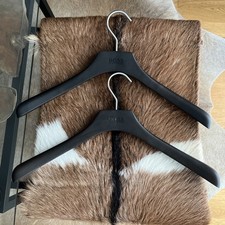 Hugo Boss Massiv Holz Kleiderbügeln Set 2 Stück Schwarz Braun Gebraucht 43 cm