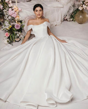 Nagelneues Brautkleid mit