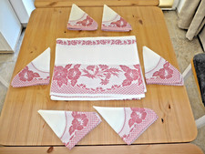 33) OMAS WÄSCHESCHRANK  WEISSE TISCHDECKE  TAFELDECKE 6 SERVIETTEN BLUMENMUSTER