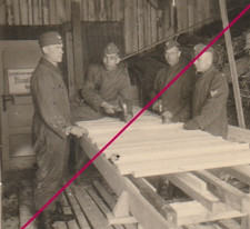 Foto Luftwaffe Soldaten in der Tischlerei 1942 Schreinerei Holzarbeiten 2WK