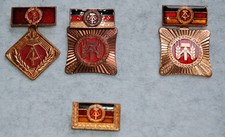DDR Auszeichnungen, 3 Aktivistenabzeichen versch. Ausführungen, 1 Ehrenspange,