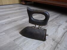 Antikes Kinder Bügeleisen mit Heizstein und Holzgriff nach großen Vorbild