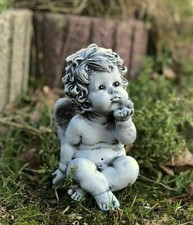 Steinfigur sitzend Engel