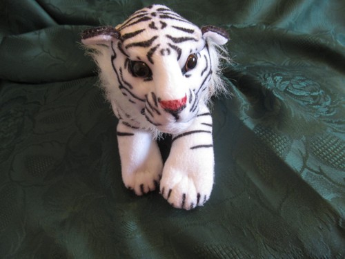 Weißer plüsch tiger - tiger, liegend