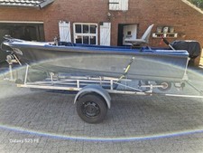 Angelboot mit Trailer und Motor.