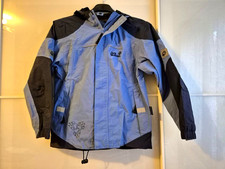Jack Wolfskin schöne Übergangsjacke mit Kapuze für Junge, Größe 140