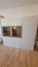 IKEA BESTÅ Wohnzimmerschrank in weiß glänzend und holz
