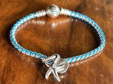 Tolles Pandora Armband & Charm „Darling“, 925er Silber und blauer Kordel, 17 cm