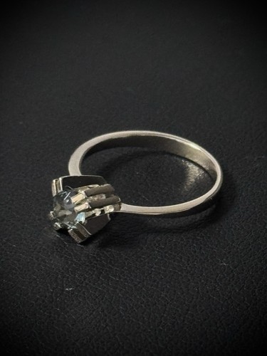 Goldring mit graugrünem