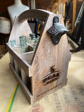 Bierflaschenträger in Eichenoptik mit sechs Altglasflaschen.