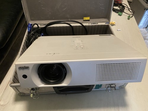 Sanyo plc xu106 lcd beamer - sanyo,
