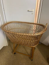 Rattan Baby-Wiege mit Holzbeinen ohne Matratze aber mit romantischer Umrandung