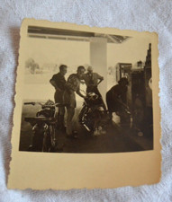 Foto um 1940/50 Motorräder an Tankstelle ESSOLUB Zapfsäule Kulmbach