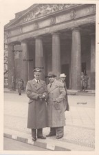 Berlin - Wehrmacht Offizier mit Zivilist vor Neue Wache - WK2 Foto-AK 9x14cm