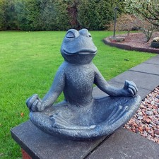 Steinfigur Yoga Frosch schwarz  Vogeltränke Dekoration Garten Steinguss 15 kg