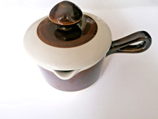 Sauciere mit Deckel und Stiel