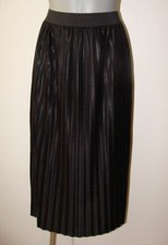 Schwarz glänzender Plissee