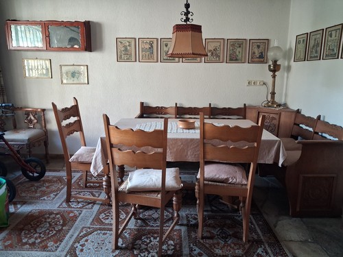 Esstisch mit geschnitzter