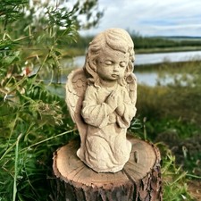 Kleiner Engel kniend -