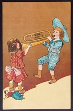 Kinder spielen mit einer Trompete, gelaufen