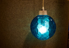 Globus Pendelleuchte, blau