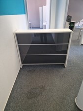 Büromöbel  Empfangstheke mit Glas Verblendung.