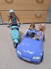 2x Barbie Puppen Mattel mit Cabrio + Motorroller und Zubehörteilen