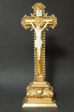 Altes goldenes Holzkreuz Holz