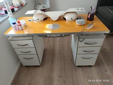 Nagelstudio Tisch