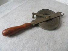 MASSBAND - STAHLMASSBAND - 25 METER - HALTERUNG, KURBEL - MESSING - VINTAGE