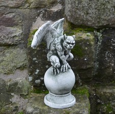 Gargoyle Drachen auf Kugel  Steinfigur 37 cm 7 kg Grau Weißbeton frostsicher