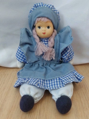 Kleine porzellanpuppe mit blau - porzellanpuppe,