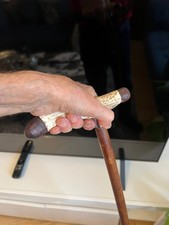 Handgeschnitzter Gehstock mit Hirschhorngriff.87 cm