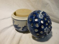 Keramikdose mit Kerze Weiß mit blauen Verzierungen