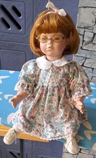 Niedliche Porzellan Puppe mit