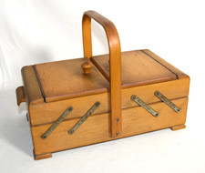 hübscher alter NÄHKASTEN aus HOLZ Nähkästchen Schatulle Bauhaus Art Deco Truhe