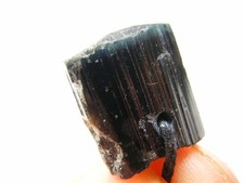 Schwarzer TURMALIN Kristall mit blauer INDIGOLITH Spitze, gebohrt, am Band