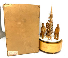 Spieldose geschnitzte Figuren