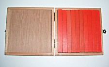 Hunderterfeld mit Cuisenaire-Zehnerstäben im Holzkästchen