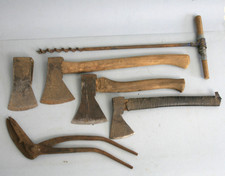 Konvolut von alten Äxten, Axt, Beil, großen  Handbohrer und einer Blechscheere