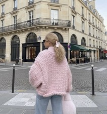 Kuscheliger handgestrickter Chunky-Cardigan in zartem Rosa