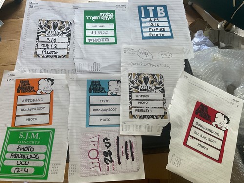 Arctic monkeys passes cloth