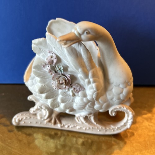 Porzellanfigur auf schlitten - porzellanfigur,