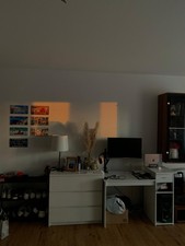 weißer kleiner Schreibtisch