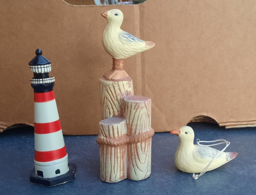 Möwe auf baumstamm - auf,