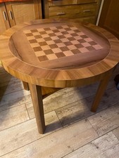 alter Holztisch Schachbrett