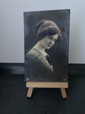 Vintage Postkarte Frau mit Locken, Haarband, buntes Kleid, Menschen