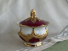 Schöne Meissen Prunk Zuckerdose in B-Form in Weinrot mit viel Gold, DEFEKT