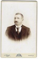 Fotografie Carl Kurfess, Hainfeld, Bahnstrasse 173, Bürgerlicher Herr im Dreite 